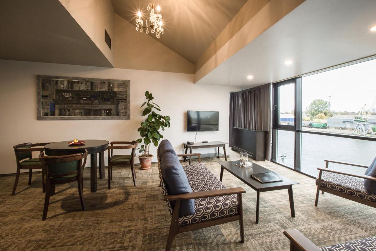 Promenade Hotel Liepaja Bagian luar foto The lounge at the terminal