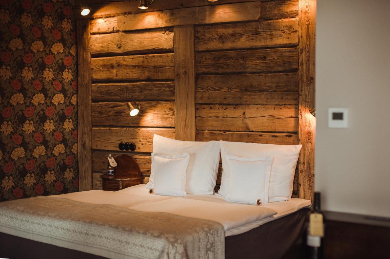 Promenade Hotel Liepaja Bagian luar foto A bed with a wooden headboard