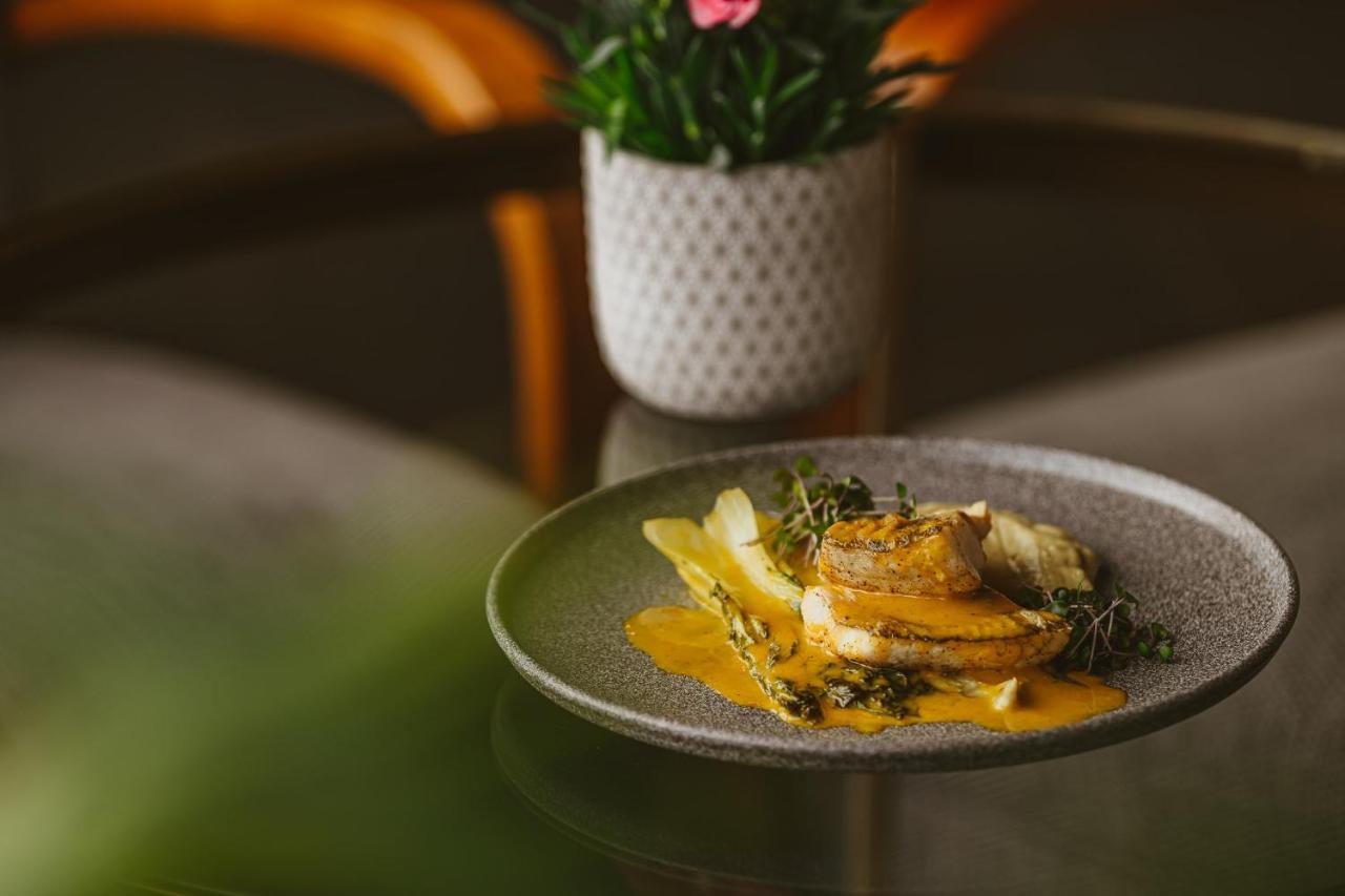 Promenade Hotel Liepaja Bagian luar foto A dish of chicken and broccoli