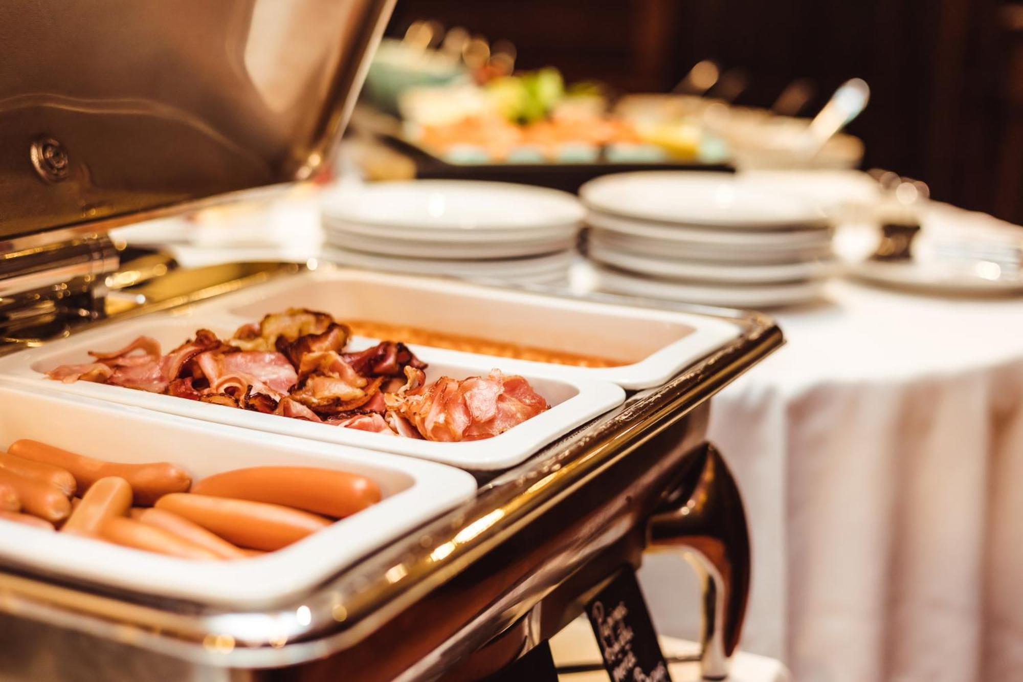 Promenade Hotel Liepaja Bagian luar foto A chafing dish