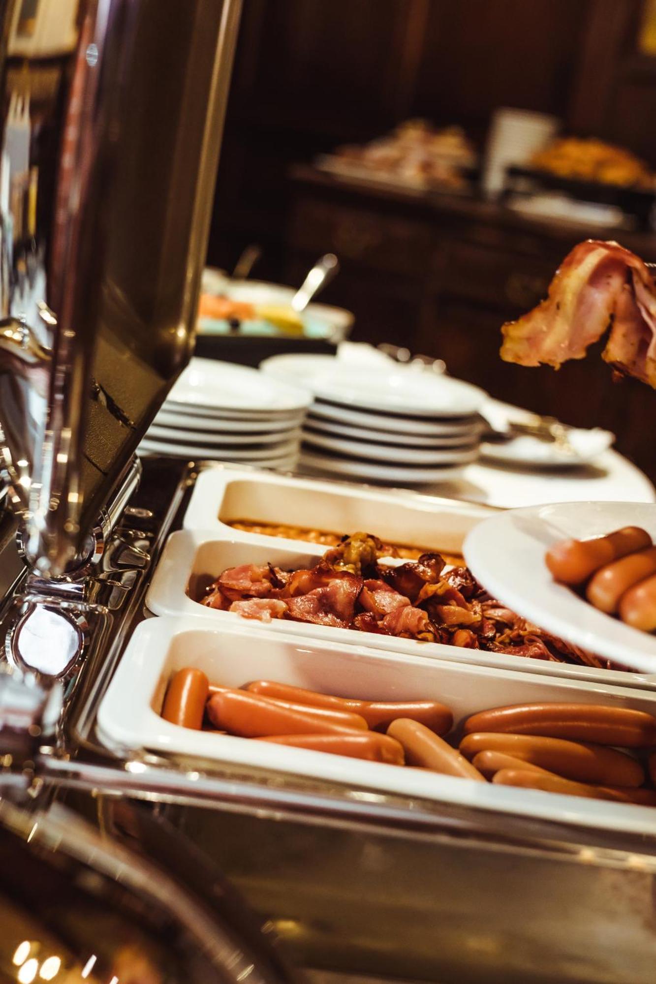 Promenade Hotel Liepaja Bagian luar foto A buffet