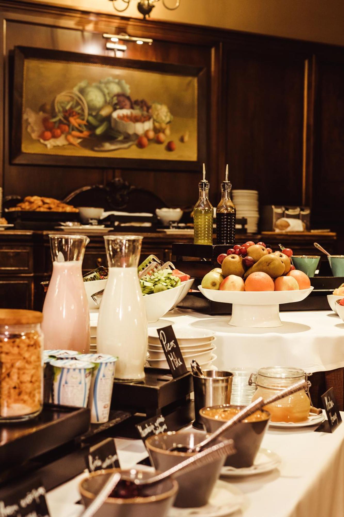 Promenade Hotel Liepaja Bagian luar foto A buffet at a hotel