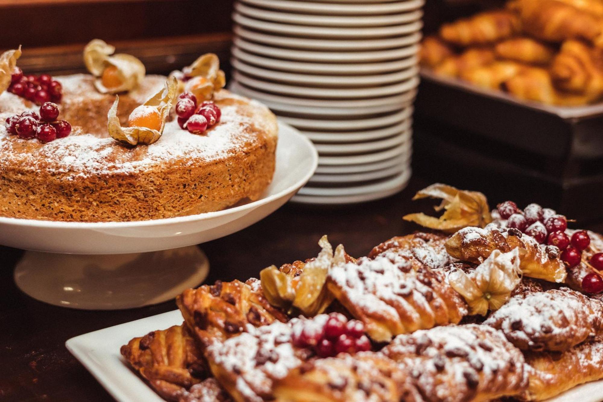 Promenade Hotel Liepaja Bagian luar foto A selection of pastries
