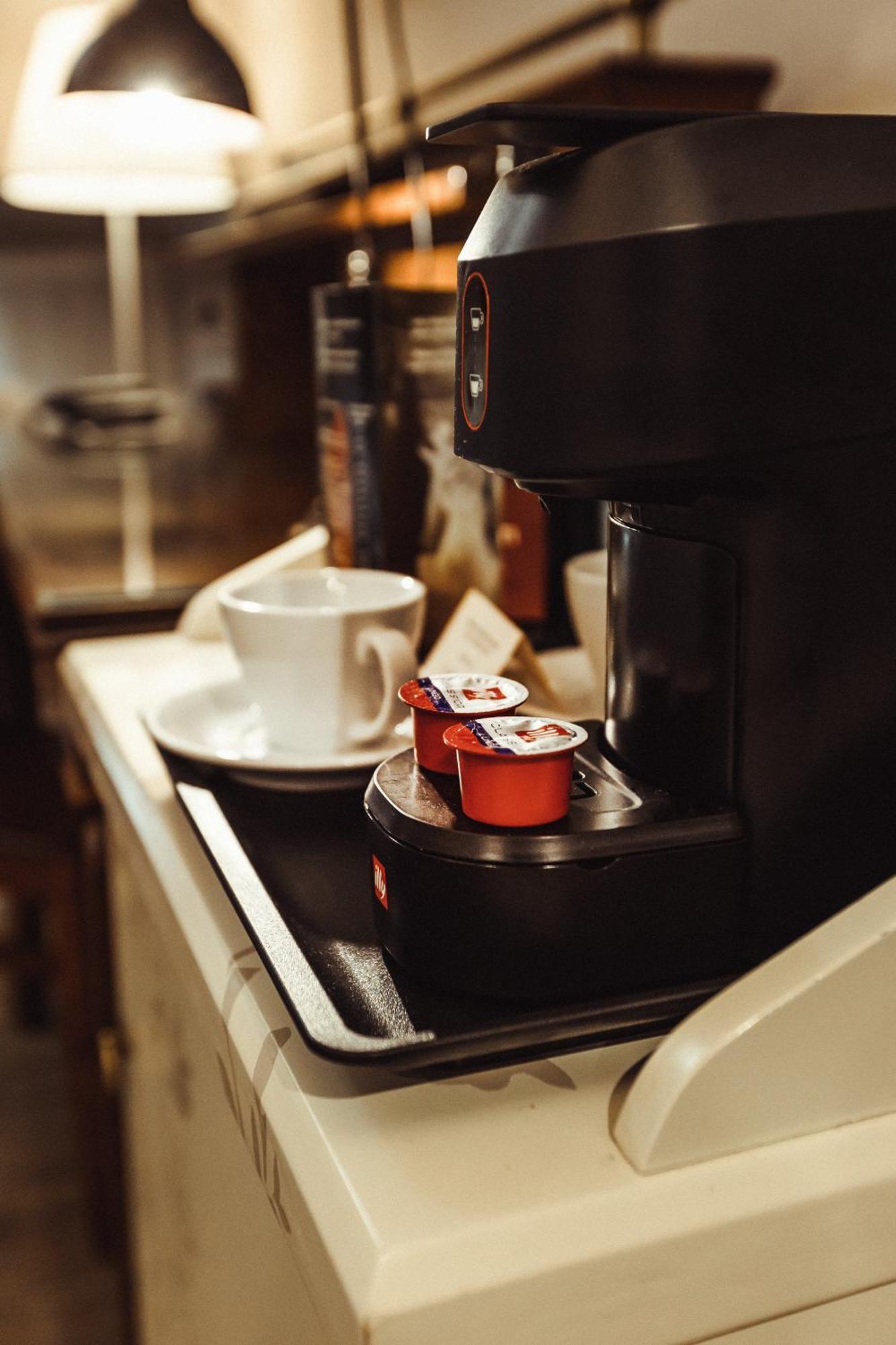 Promenade Hotel Liepaja Ruang foto Coffee machine with coffee capsules
