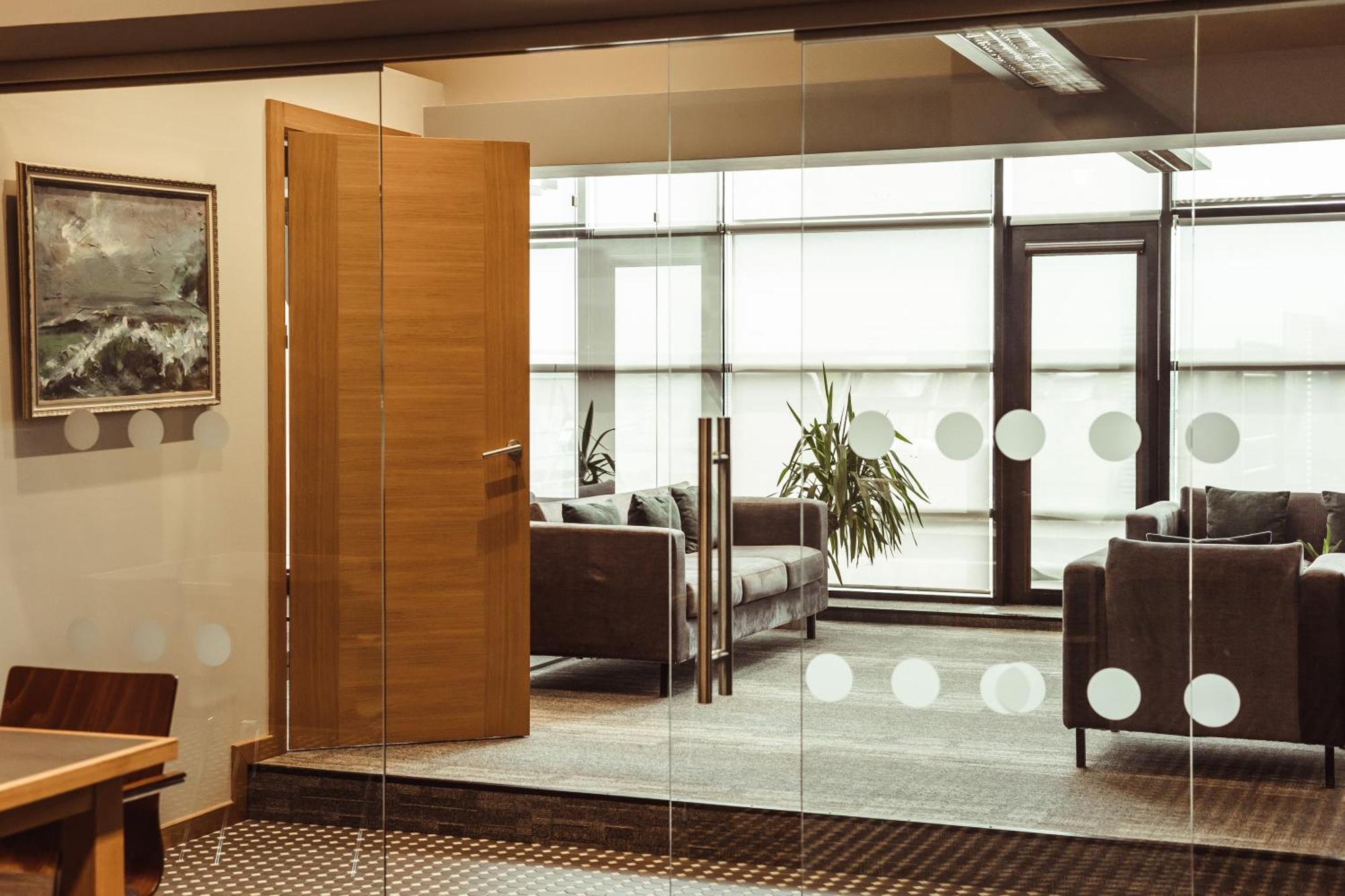 Promenade Hotel Liepaja Ruang foto A modern office