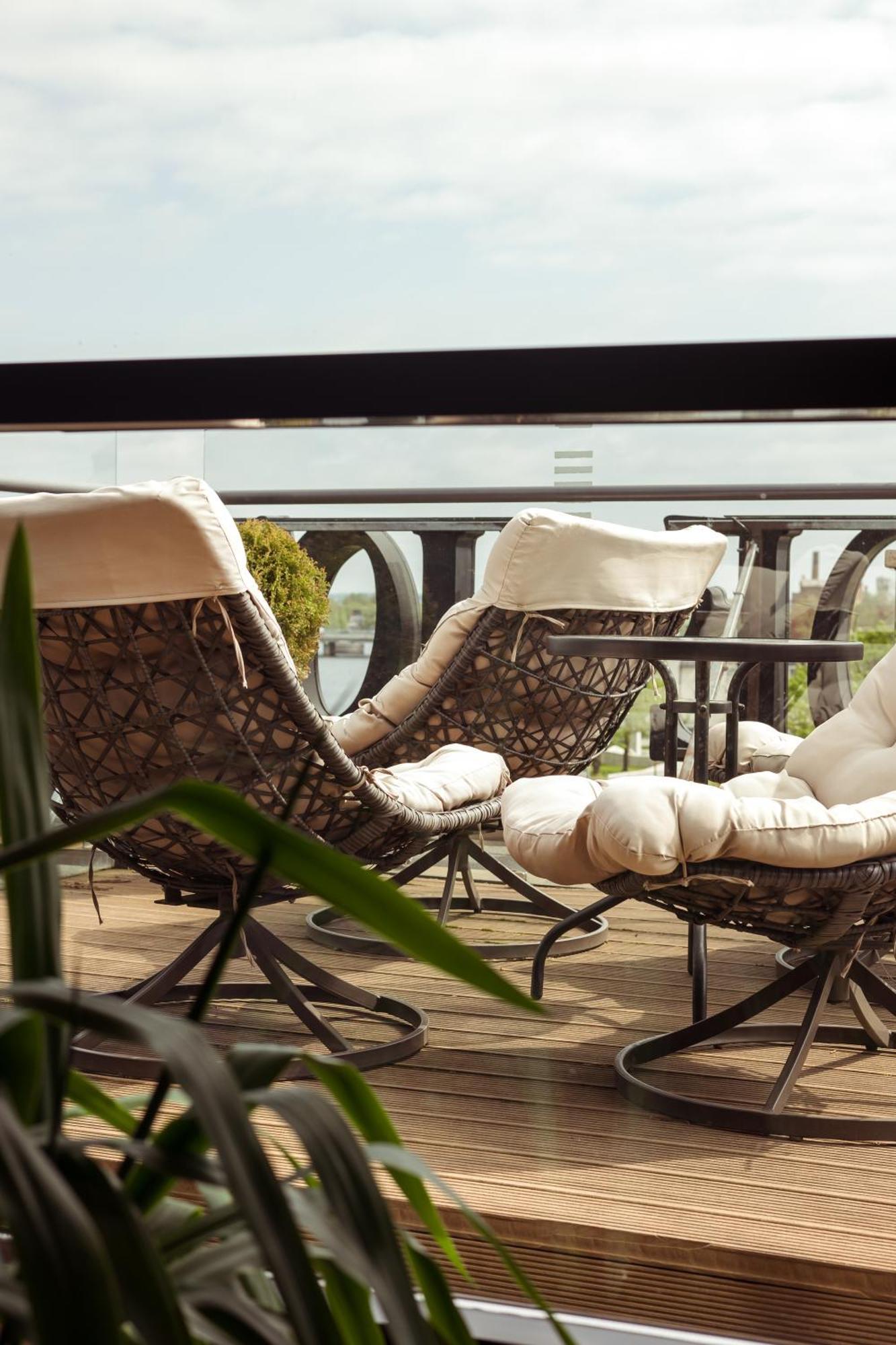 Promenade Hotel Liepaja Ruang foto The Sky Bar