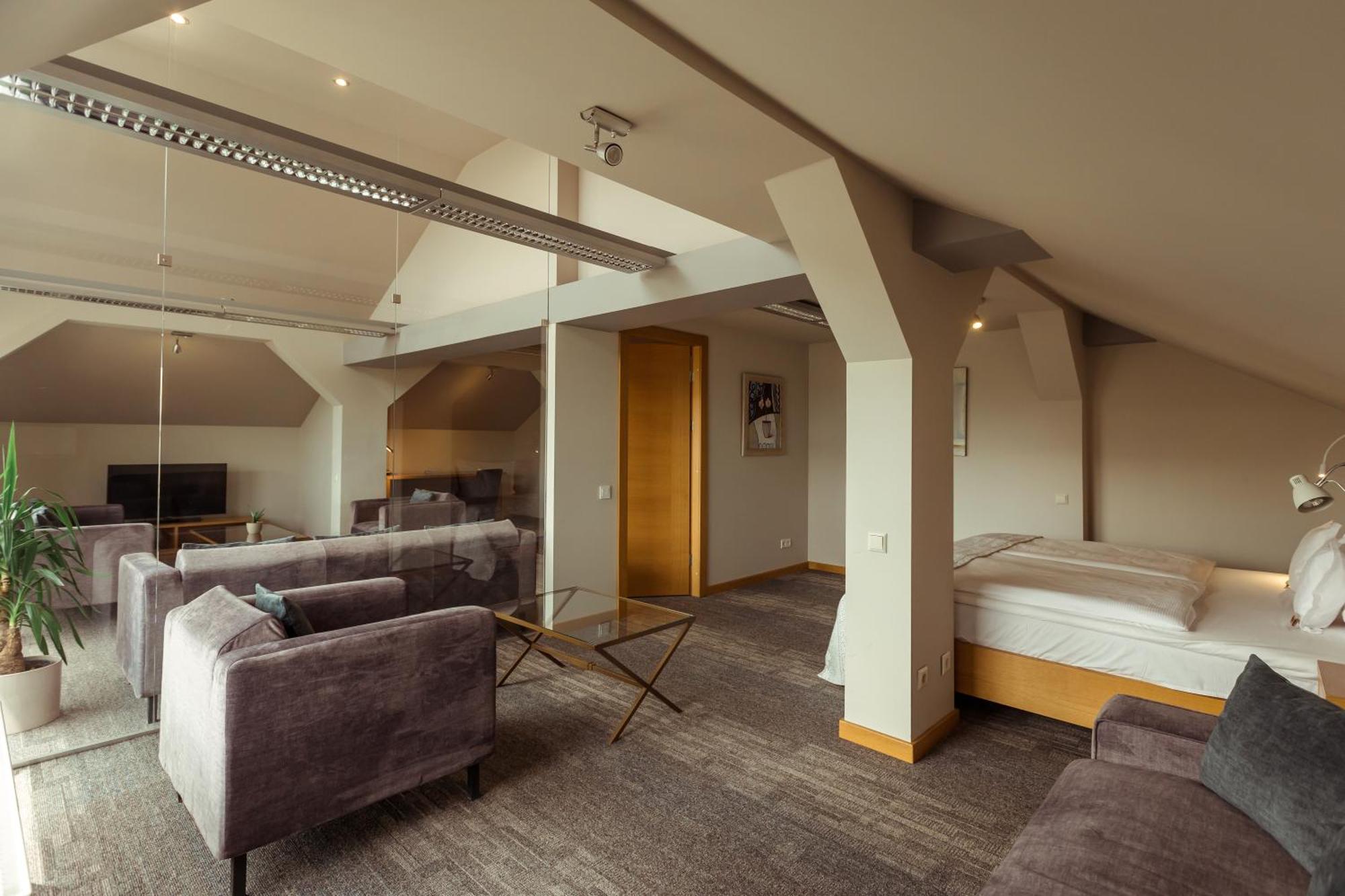 Promenade Hotel Liepaja Ruang foto Suite