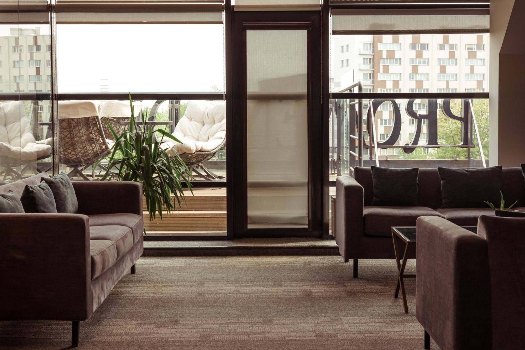 Promenade Hotel Liepaja Ruang foto The lobby of the hotel
